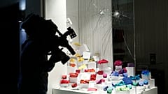 Αθήνα: Κουκουλοφόροι έσπασαν τζαμαρίες καταστημάτων, λόγω Κουφοντίνα