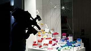 Αθήνα: Κουκουλοφόροι έσπασαν τζαμαρίες καταστημάτων, λόγω Κουφοντίνα