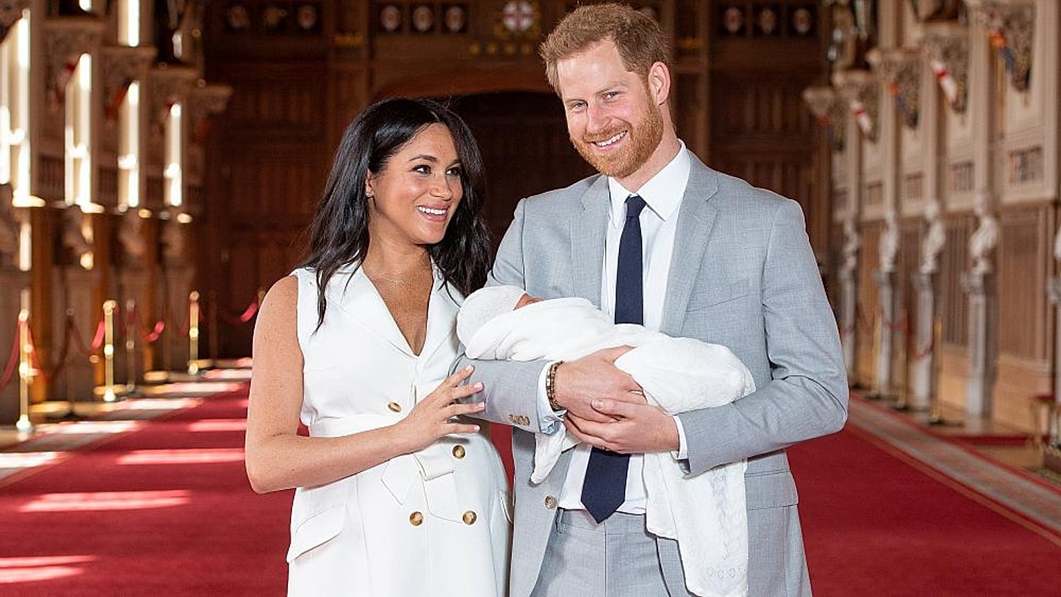 Prens Harry ve Megan Markle bebeklerini kameralara gösterdi