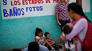 Migrantes en un centro de Tapachula, México