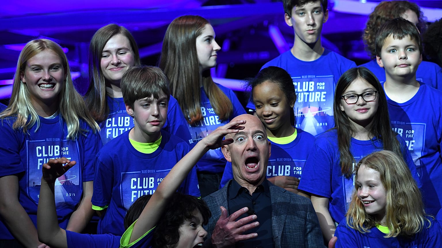 El fundador de Amazon posa con niños de su "Club para el futuro"