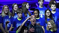 El fundador de Amazon posa con niños de su "Club para el futuro"