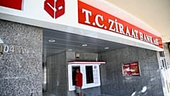 Türk kamu bankaları TL'deki düşüşü önlemek için gece 1 milyar dolar sattı - Reuters