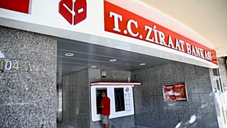 Türk kamu bankaları TL'deki düşüşü önlemek için gece 1 milyar dolar sattı - Reuters