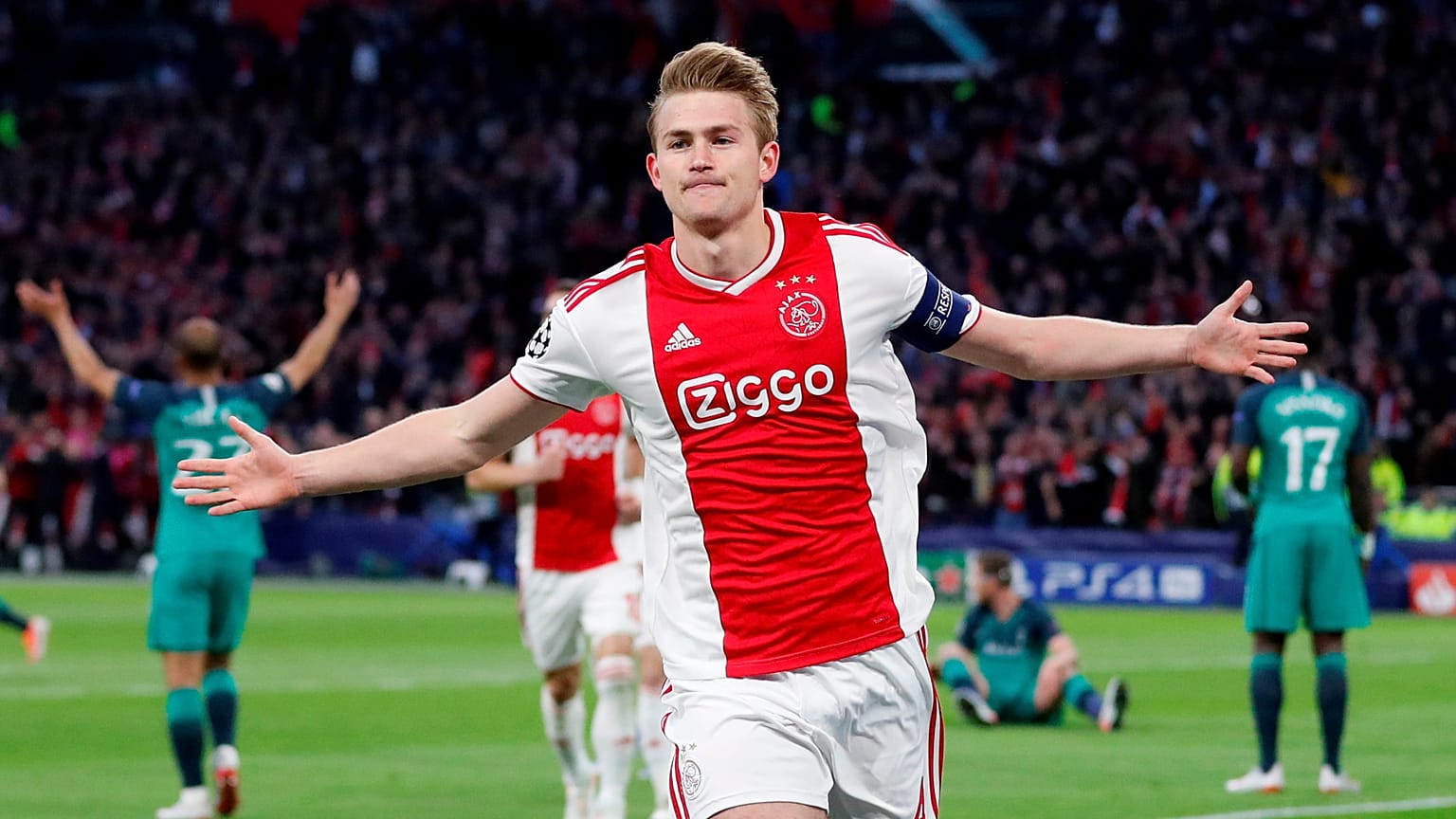 Hastayım deyip Londra'ya Ajax maçını izlemeye giden futbolcunun sözleşmesi feshedildi