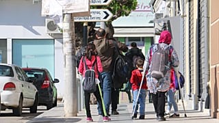 همکاری مردان نقاب‌پوش و پلیس مرزی یونان برای اخراج پناهجویان