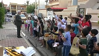 Profesor jubilado mantiene a los niños alejados de los videojuegos en las calles de Irak