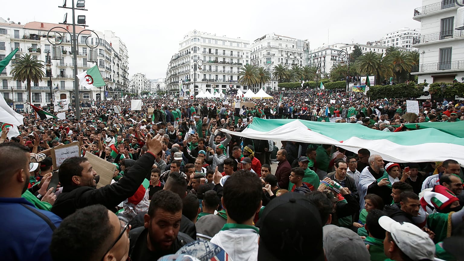 Cezayir'de yüz binlerce kişi protesto gösterisi düzenledi