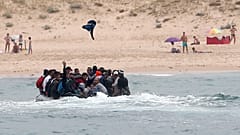 قارب يحمل مهاجرين غير شرعيين على سواحل المغرب