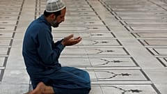 Pakistan Ay İzleme Komitesi mollaları ile Bilim Bakanı arasında ramazan tartışması