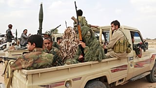 الحوثيون يبدأون الانسحاب من ميناءين في الحديدة والحكومة اليمنية تصفه بالمسرحية 