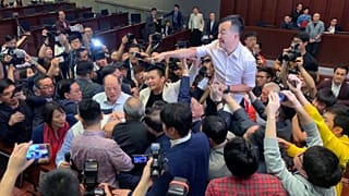 Rangelei zwischen Anhängern des demokratischen und des Pro-Peking-Lagers