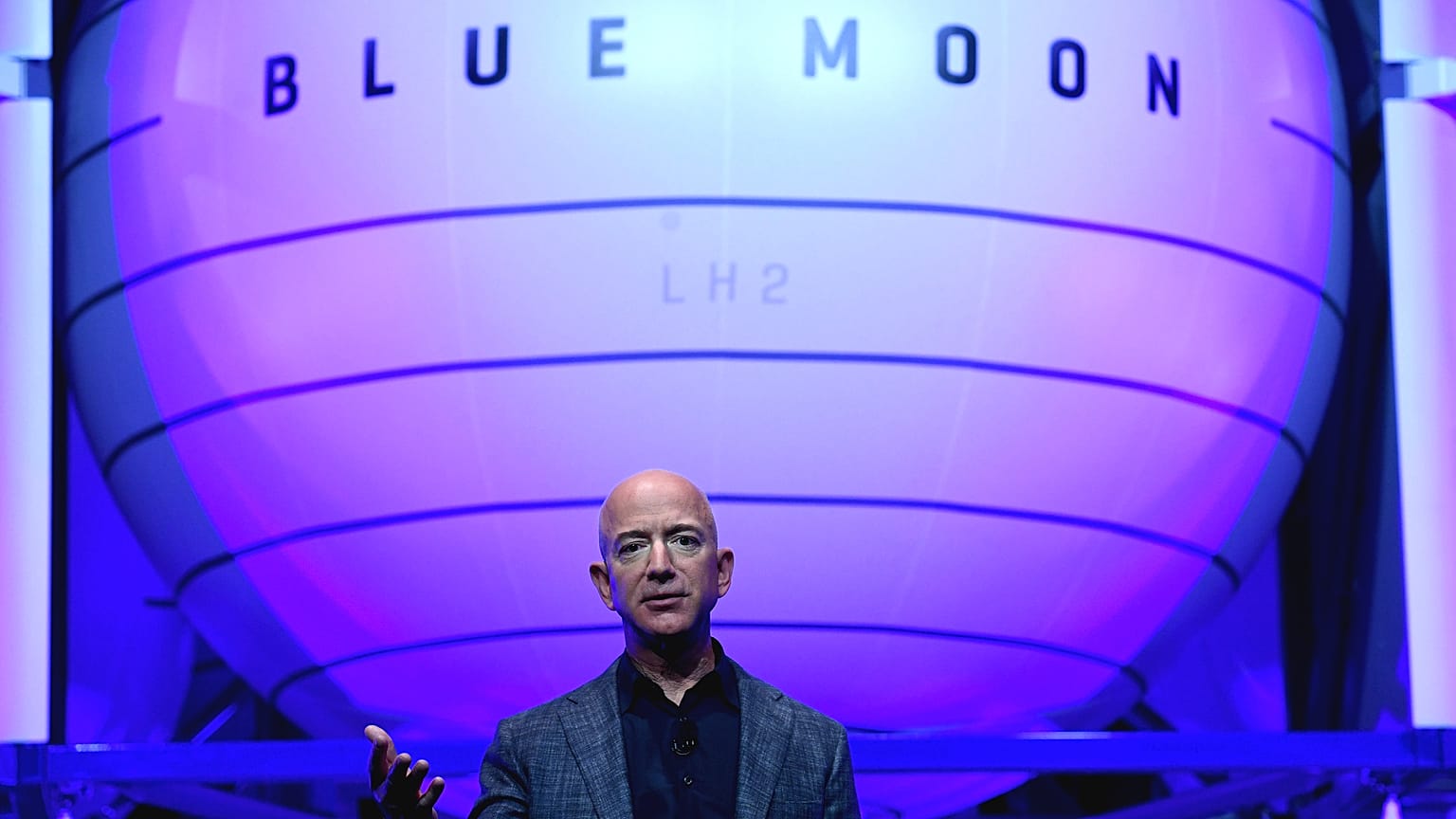 Amazon'un sahibi Jeff Bezos 2024'te Ay'a inmesi planlanan uzay aracını tanıttı