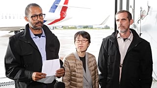 I tre ostaggi liberati sono atterrati in Francia. 