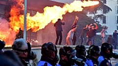 Confrontos nas ruas de Tirana