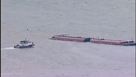 Нефтяное пятно в водах Хьюстонского судоходного канала 