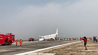 Das notgelandete Flugzeug der Myanmar National Airlines