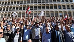 جنود لبنانيون متقاعدون يعلقون احتجاجا أمام البنك المركزي