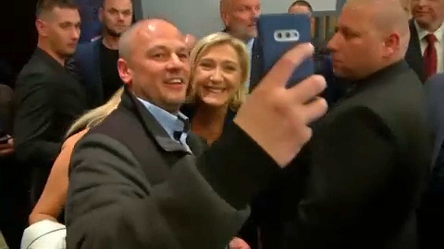 Applaus und Protest: Marine Le Pen auf Treffen in Bratislawa