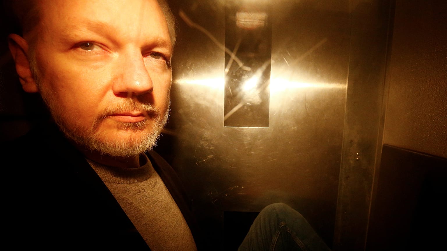 Assange, la Svezia riaprirà le indagini preliminari per le accuse di stupro