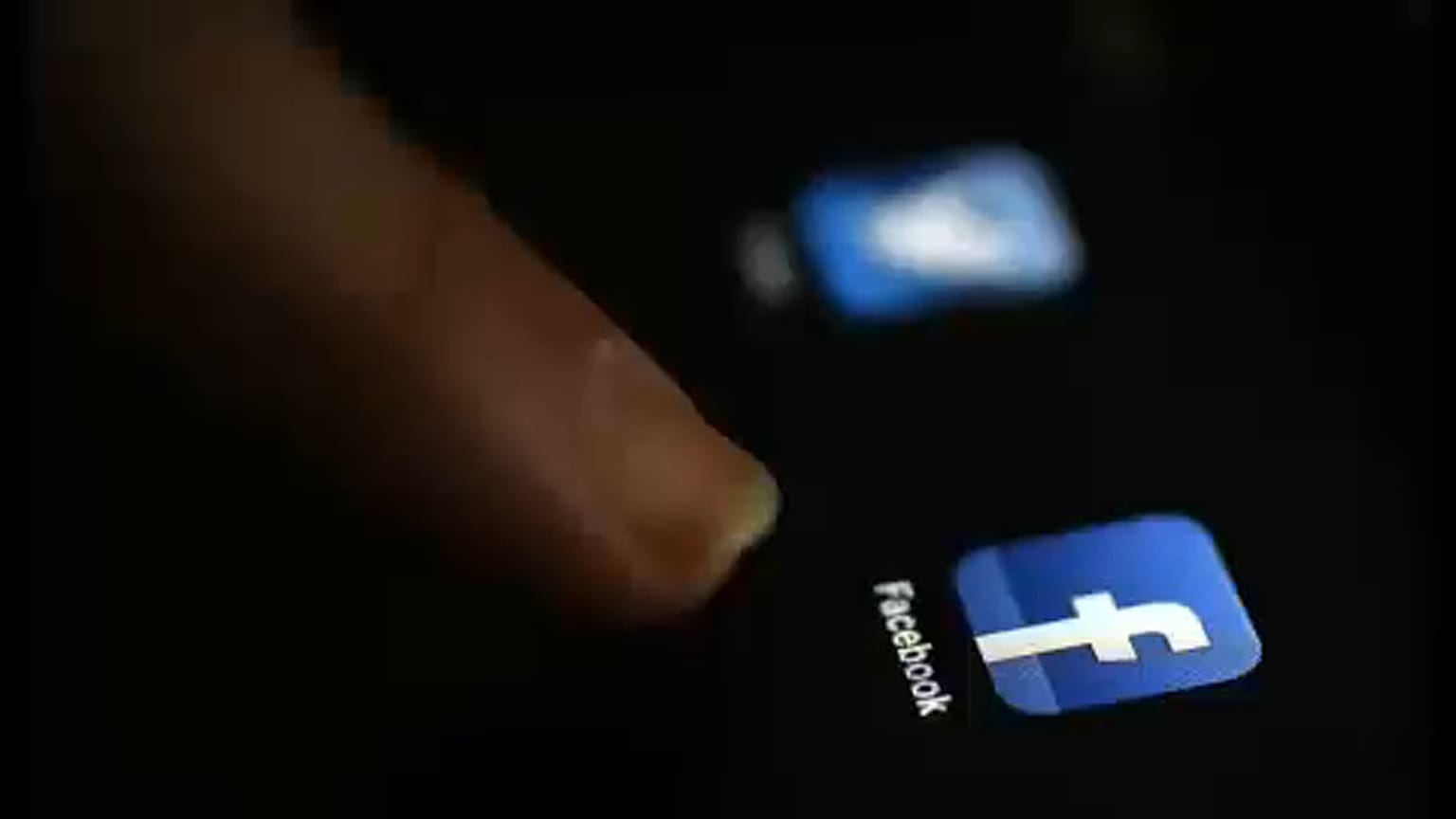 Facebook apaga contas falsas italianas