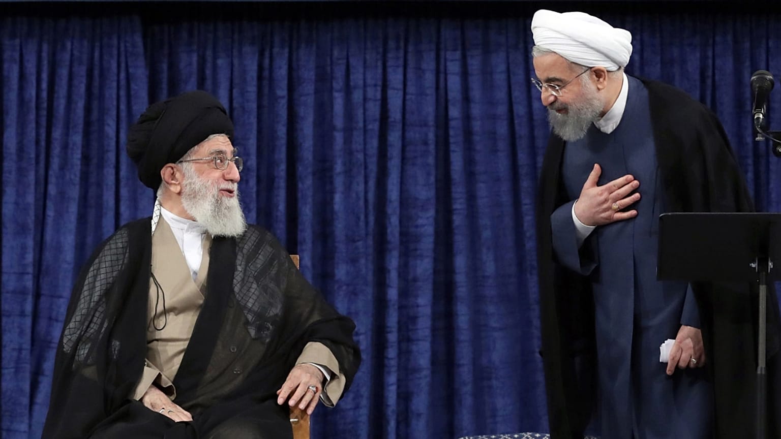 علی خامنه‌ای و حسن روحانی در مراسم تنفیذ حکم ریاست جمهوری، ۱۲ مرداد ۱۳۹۶