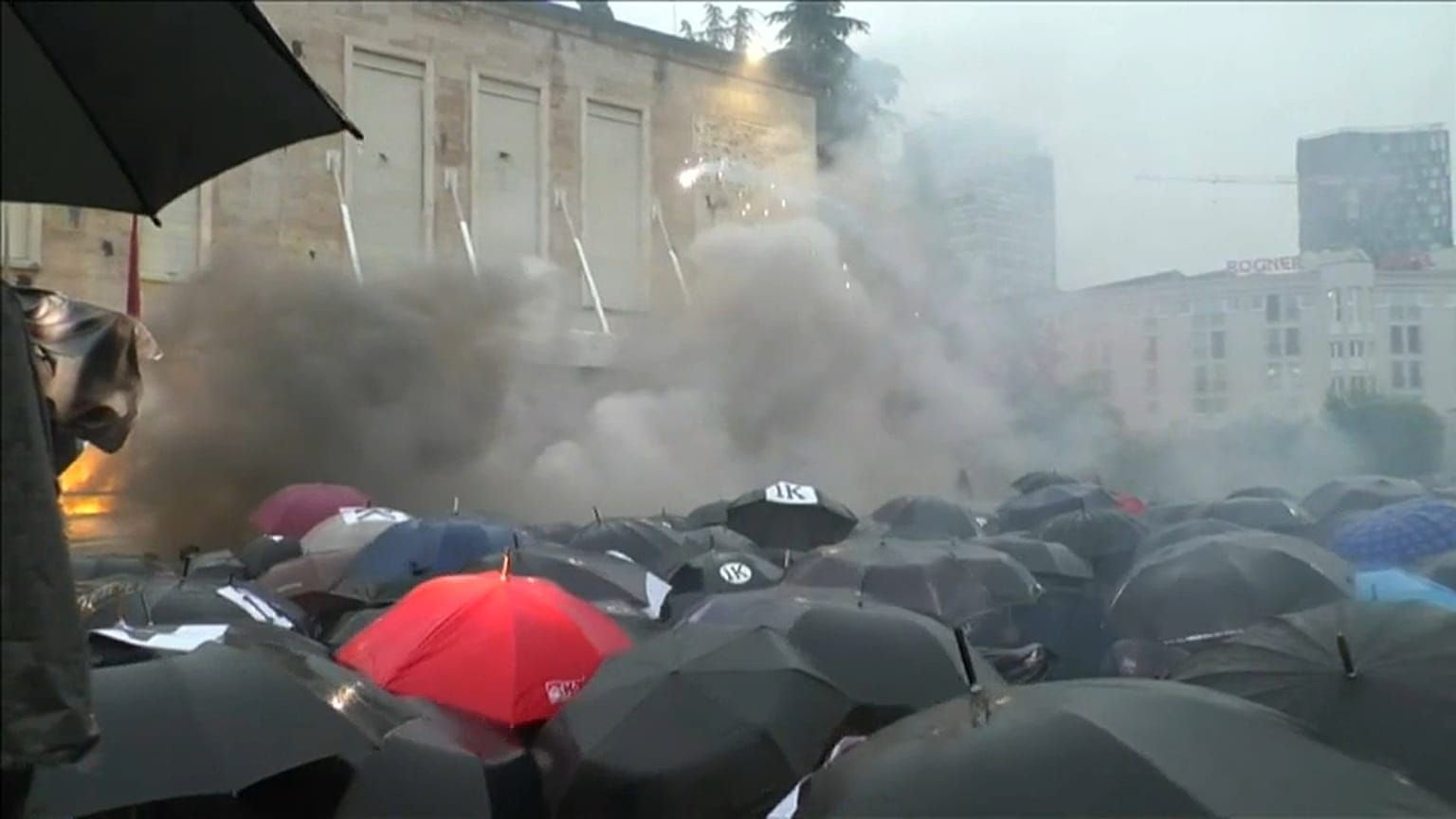Tirana: Demonstranten attackieren 5 Gebäude 