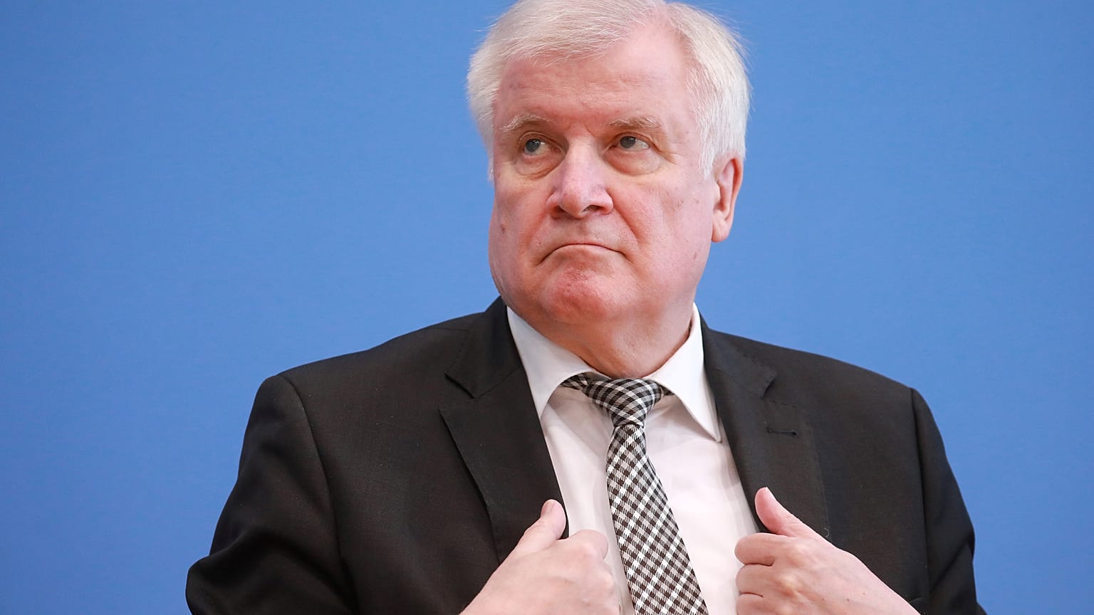 Seehofer: Wachsende Gewalt von rechts "verdammt ernst" nehmen