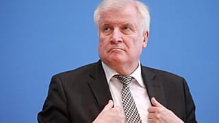 Seehofer: Wachsende Gewalt von rechts "verdammt ernst" nehmen