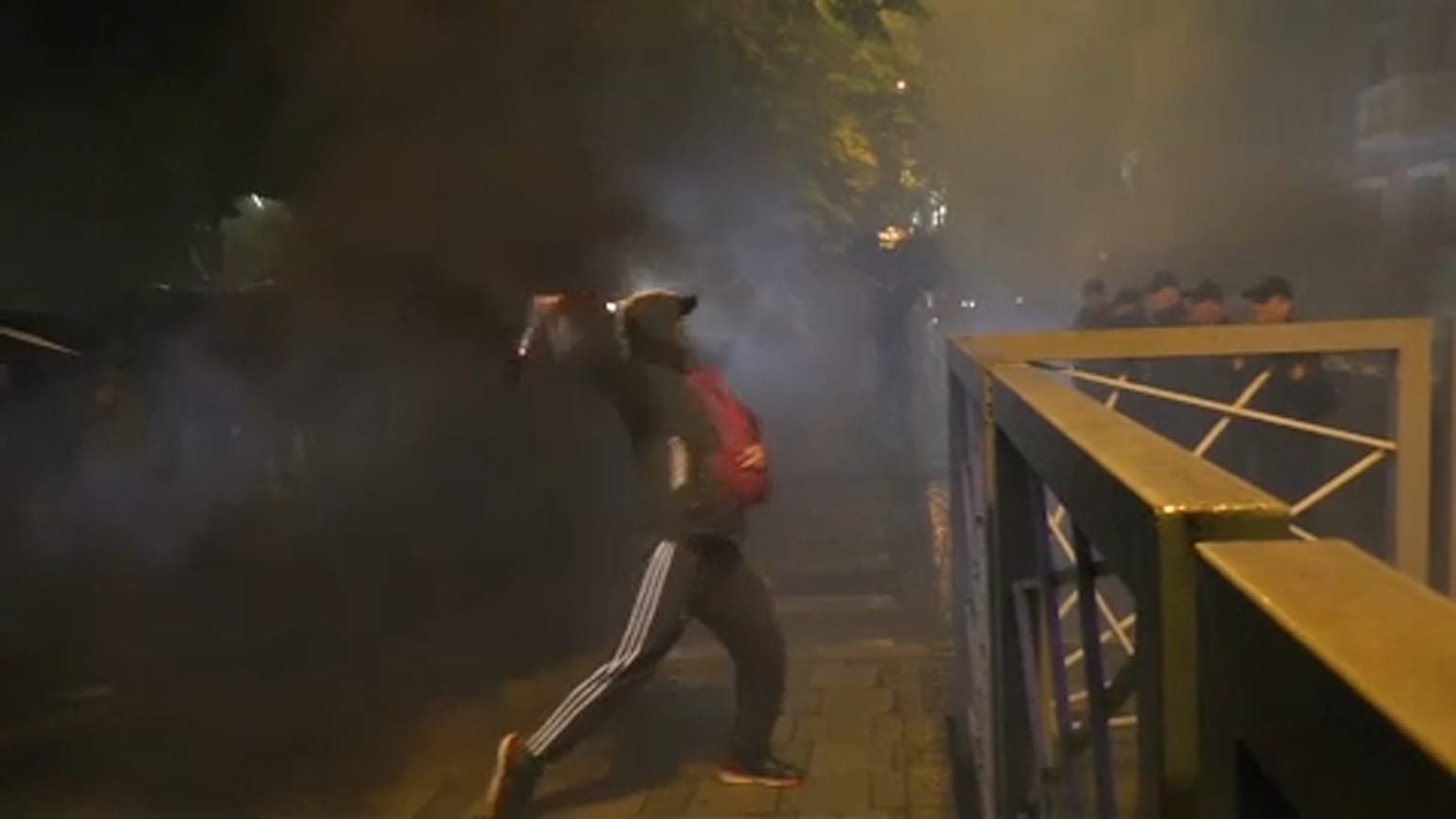 A szakadó eső sem állította meg a tüntetőket Albániában