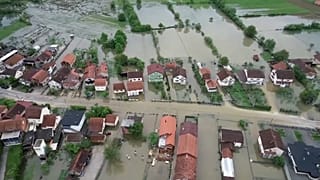 Video | Bosna'da sağanak yağış: Ev ve iş yerlerini su bastı, vatandaşlar geceyi dışarıda geçirdi
