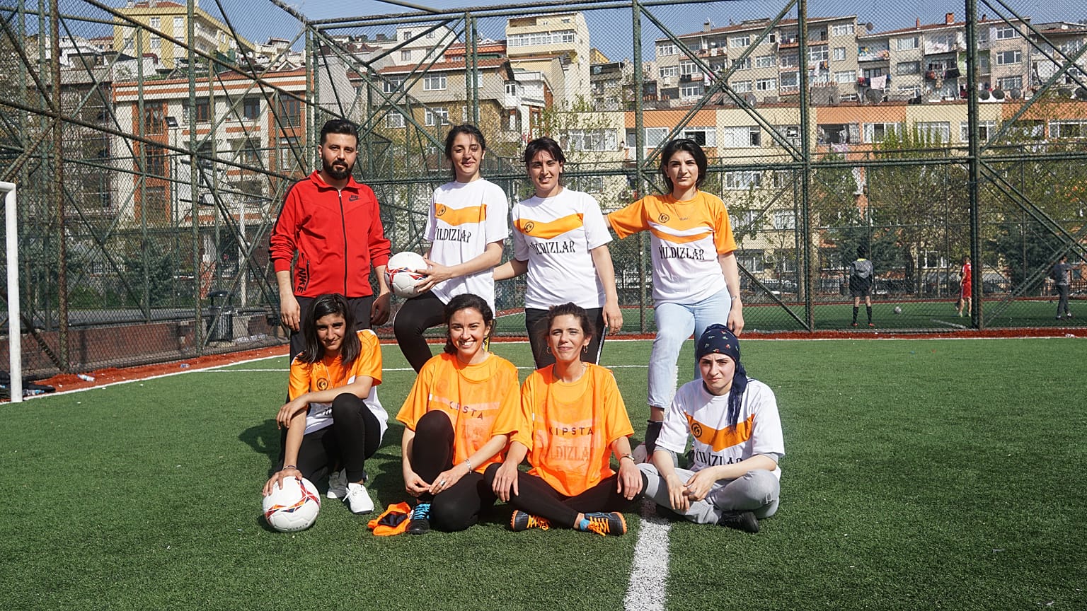 Suriyeli mülteci kızlar, mahalleliyle futbol oynuyor. 