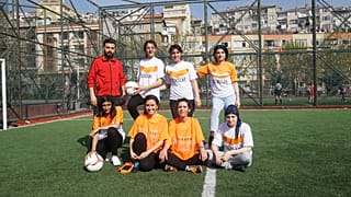 Suriyeli mülteci kızlar, mahalleliyle futbol oynuyor.