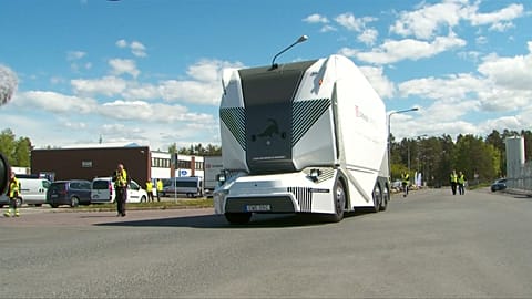 Erster autonom steuernder Lkw darf auf die Straße