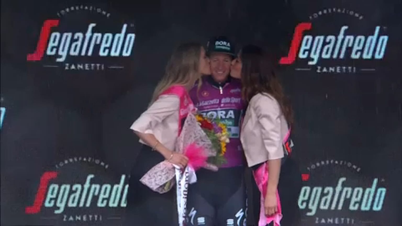 Ackermann gana, Dumoulin se retira y Roglic sigue líder