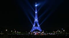 Paris offre un spectacle laser à la Tour Eiffel, pour ses 130 ans 