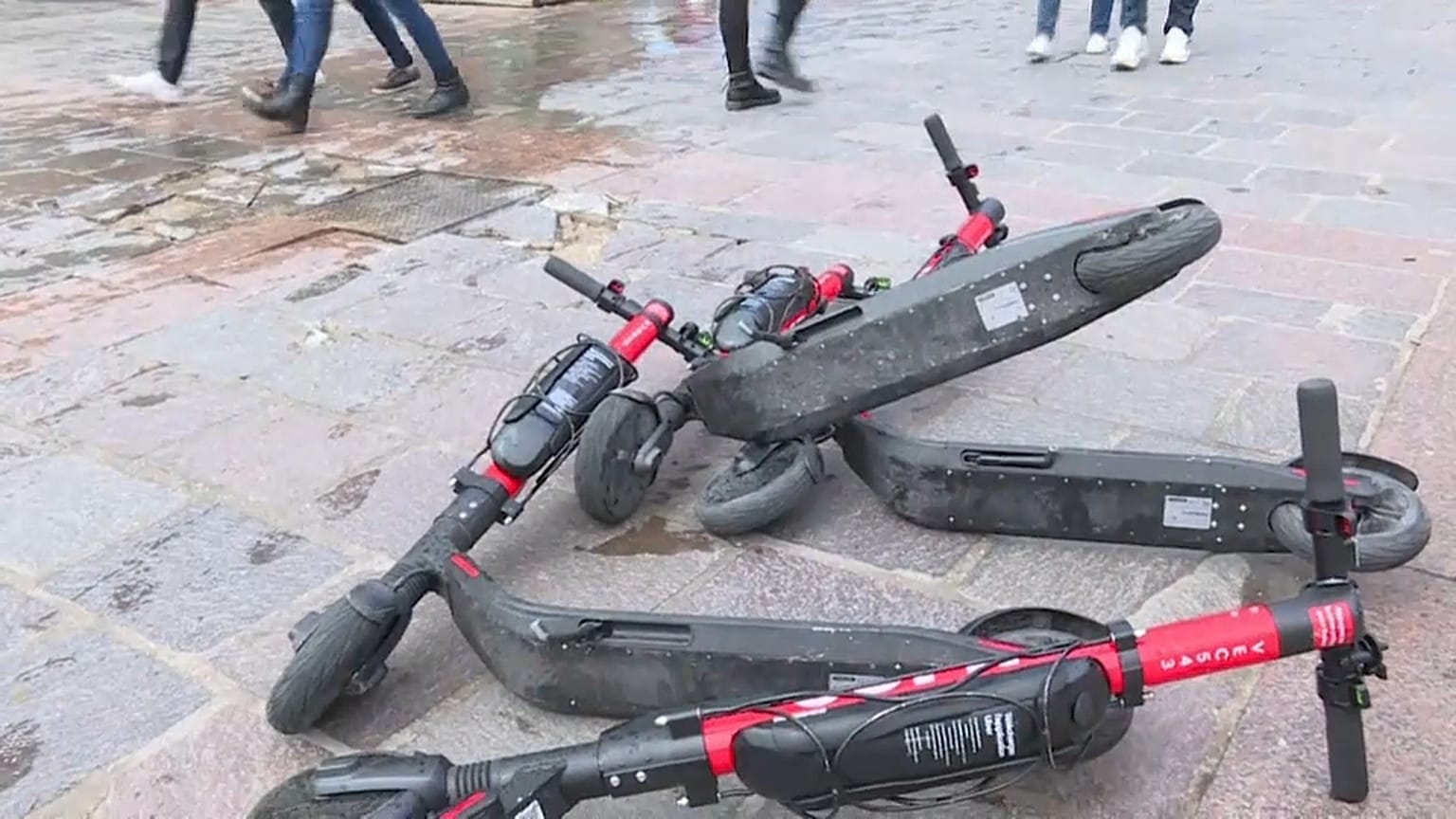 Электросамокатам – бой: во Франции ограничат их использование