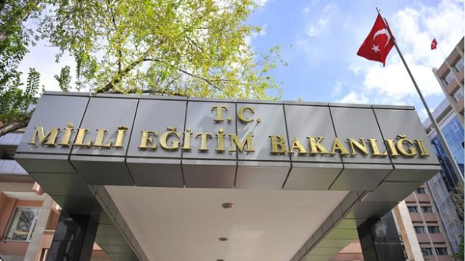 Eğitim sistemi yine değişiyor: Daha az ders, okullara kariyer ofisleri