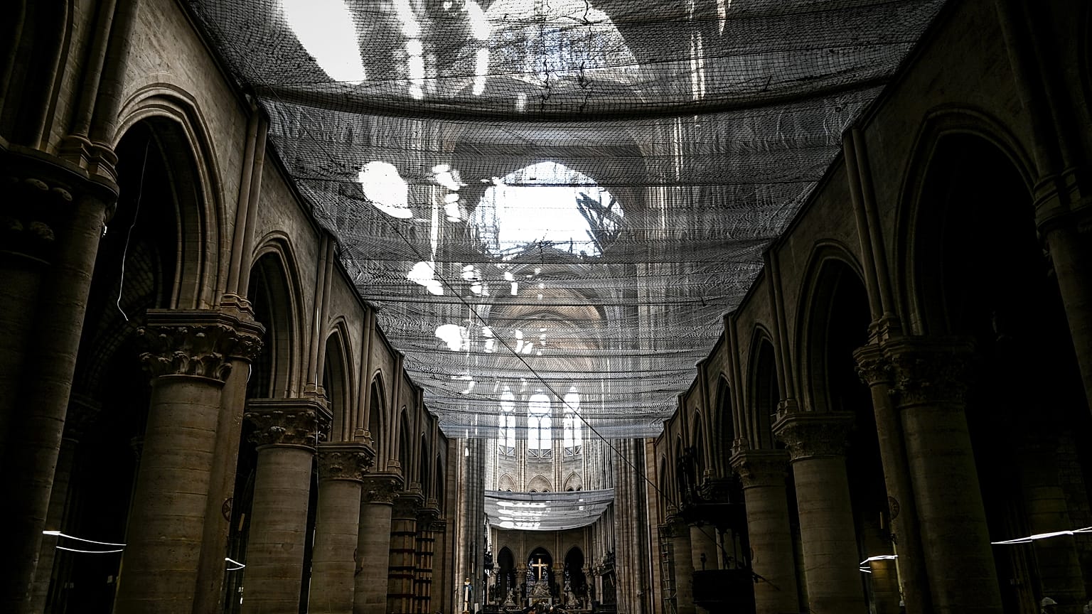 E se mettessimo una piscina o un parcheggio sul tetto di Notre-Dame?