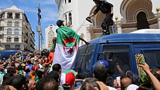 Manifestations : les Algériens repoussent la police à Alger