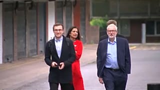 Brexit: a brit Munkáspárt bedobta a törölközőt