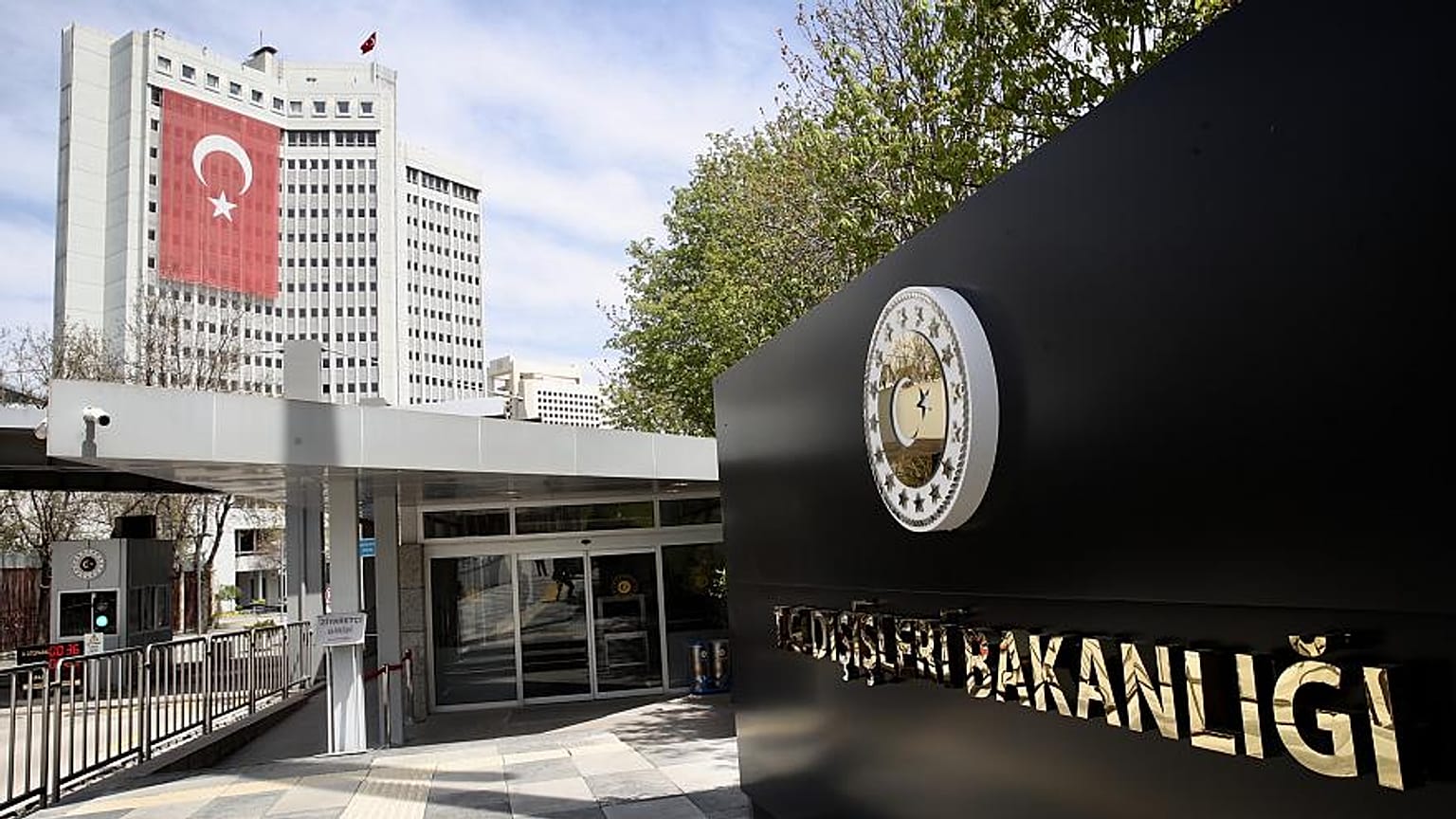 Avusturya'nın başörtüsü yasağına Türkiye'den tepki