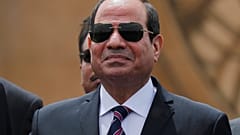 السيسي يعفو عن 560 سجينا بينهم صحفي بارز