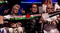 Eurovision 2019, gli islandesi Hatari tirano fuori la sciarpa palestinese in diretta