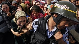Çinli polis tarafından gözaltına alınan bir Uygur kadın - Urumçi