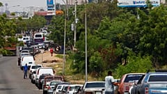 Largas colas en Venezuela para repostar