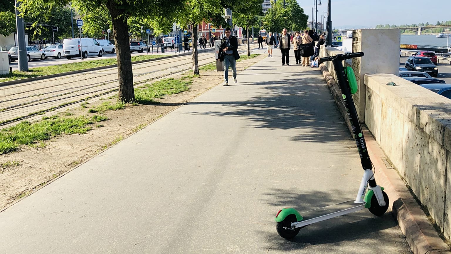 E-rollerek: Budapest egyszerre rajong és viszolyog