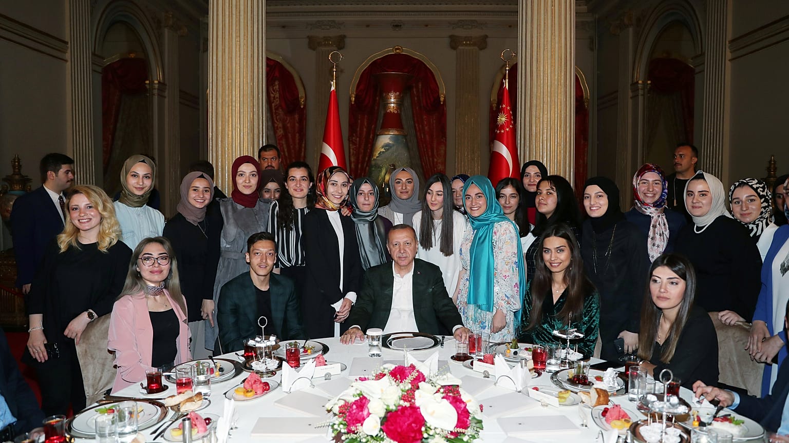  الرئيس التركي رجب طيب إردوغان بصحبة عدد من الشباب الأتراك في مأدبة الإفطار