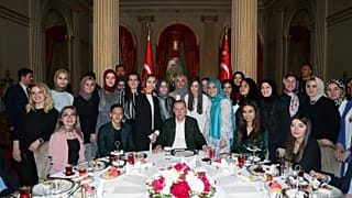  الرئيس التركي رجب طيب إردوغان بصحبة عدد من الشباب الأتراك في مأدبة الإفطار