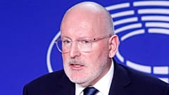 Timmermans al capezzale dei socialisti magiari 